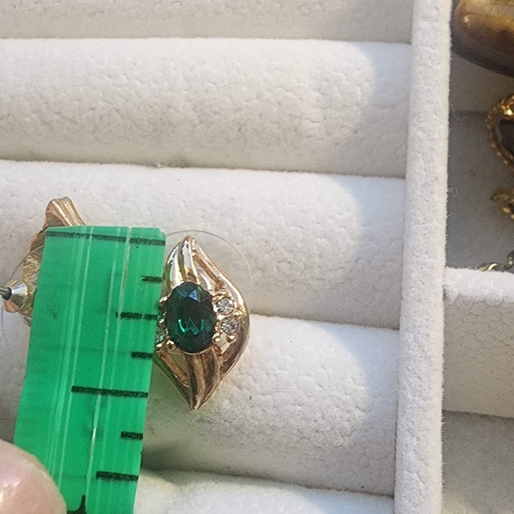 Elegant‎ Gold Tone and Green Earrings - Picture 3 of 3